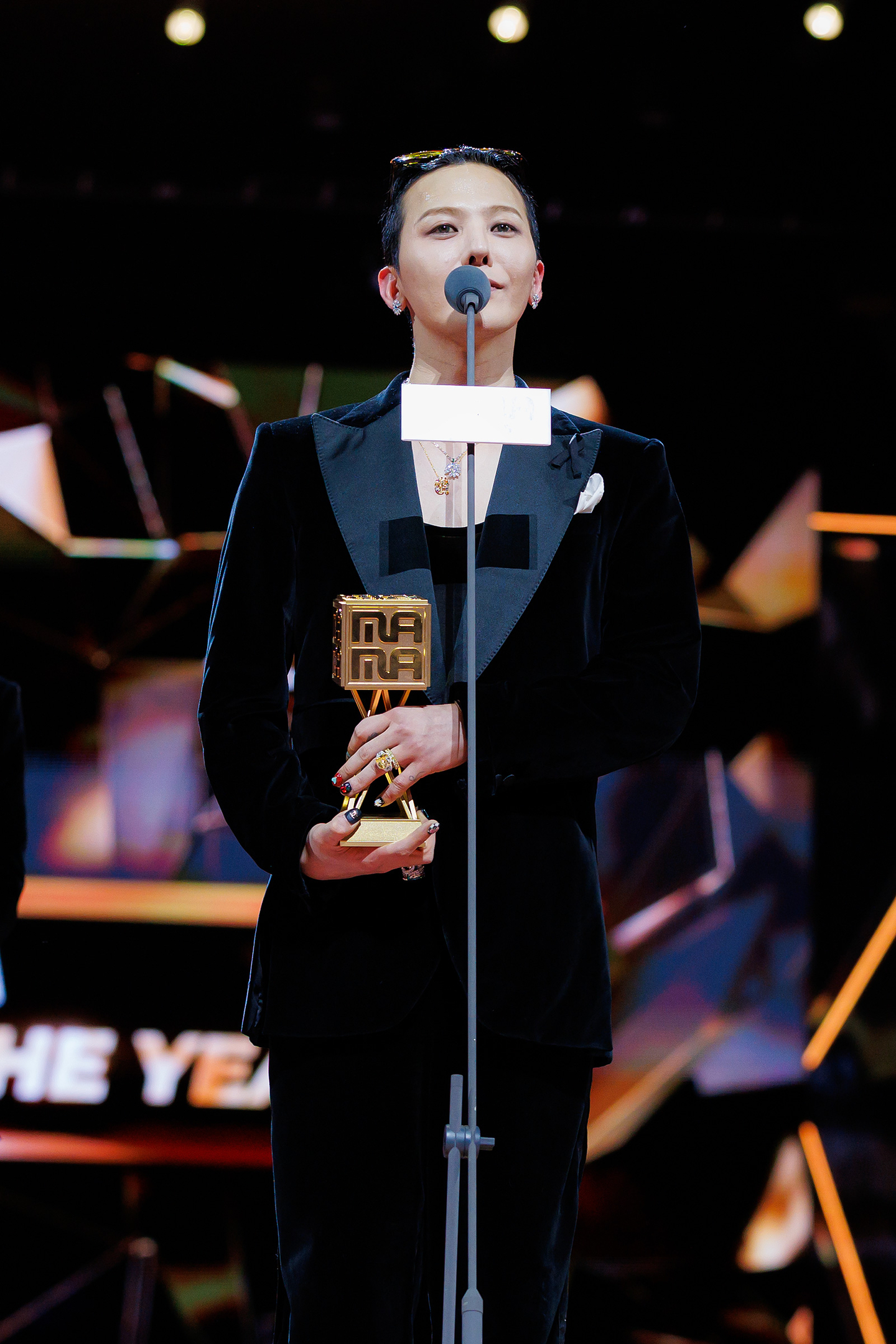 Singer G-Dragon wins the Singer of the Year award at the 2025 MAMA Awards in Hong Kong. [CJ ENM]
