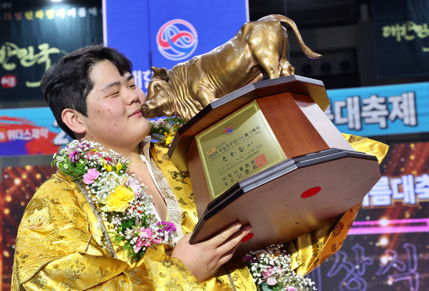 Kim Min-jae strikes a pose after winning the final at the 2025 Uiseong Cheonhajangsa Ssireum Festival in Uiseong, North Gyeongsang, on Nov. 29. [YONHAP] 