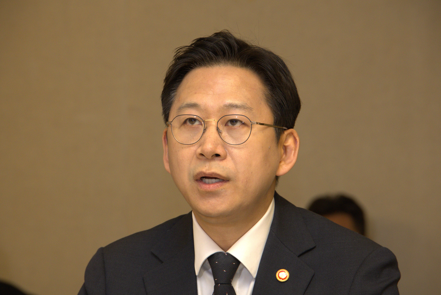 Vice Prime Minister and Science and ICT Minister Bae Kyung-hoon speaks at an emergency meeting at the Central Government Complex in Jongno District, central Seoul, on Nov. 30. [YONHAP]