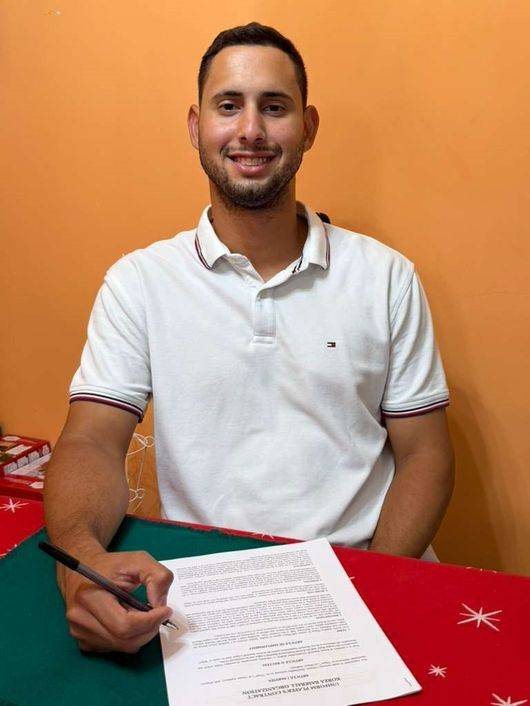New Hanwha Eagles pitcher Wilkel Hernandez signs his contract with the Korea Baseball Organization club on Nov. 29. [HANWHA EAGLES]