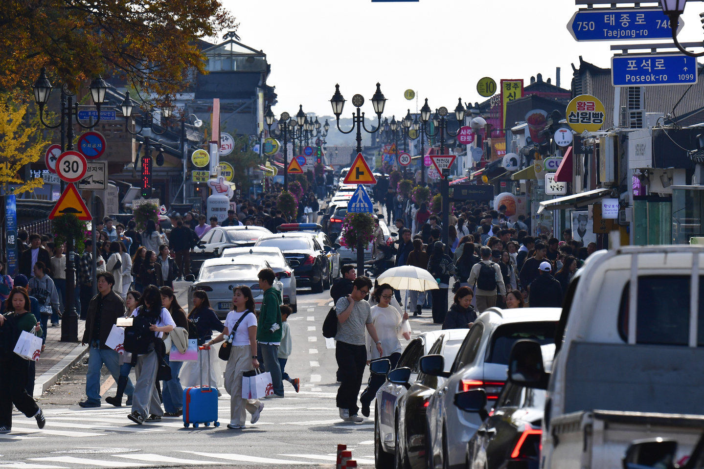 Tourists crowd Hwangnidan-gil, one of Gyeongju’s best-known attractions, on Nov. 9. [NEWS1]