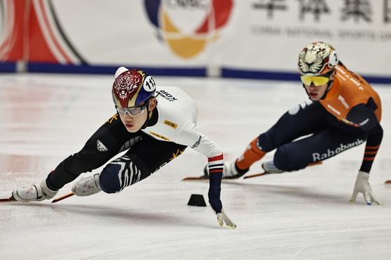 Rim Jong-un of Korea, left, competes during the men's 500-meter relay Final A at the ISU Short Track World Tour speed skating event in Gdansk, Poland, on Nov. 23. [XINHUA/YONHAP]