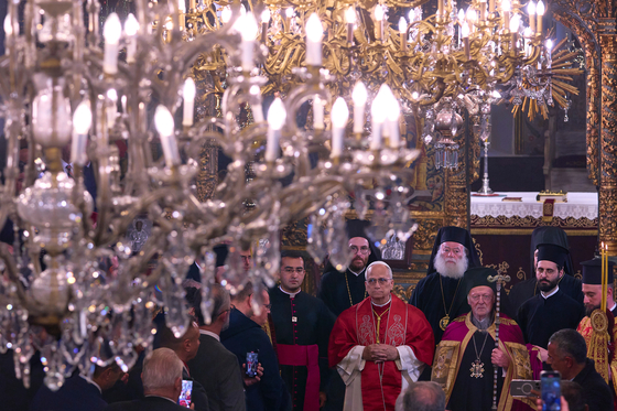 Pope Leo XIV and Ecumenical Patriarch Bartholomew I, right, participate into the Doxology in the Patriarchal Church of Saint George in Istanbul, Turkey, on Nov. 29. [AP/YONHAP]