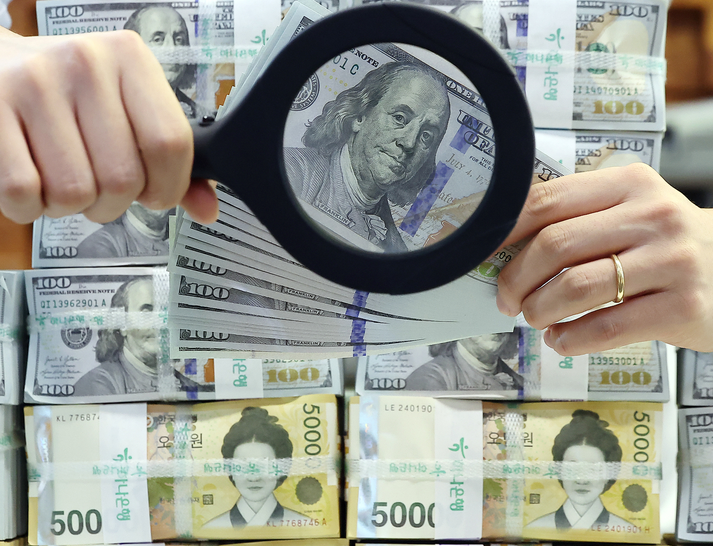 Dollar and won bills are stacked on a pile inside a Hana Bank central Seoul branch on Nov. 25. [NEWS1]