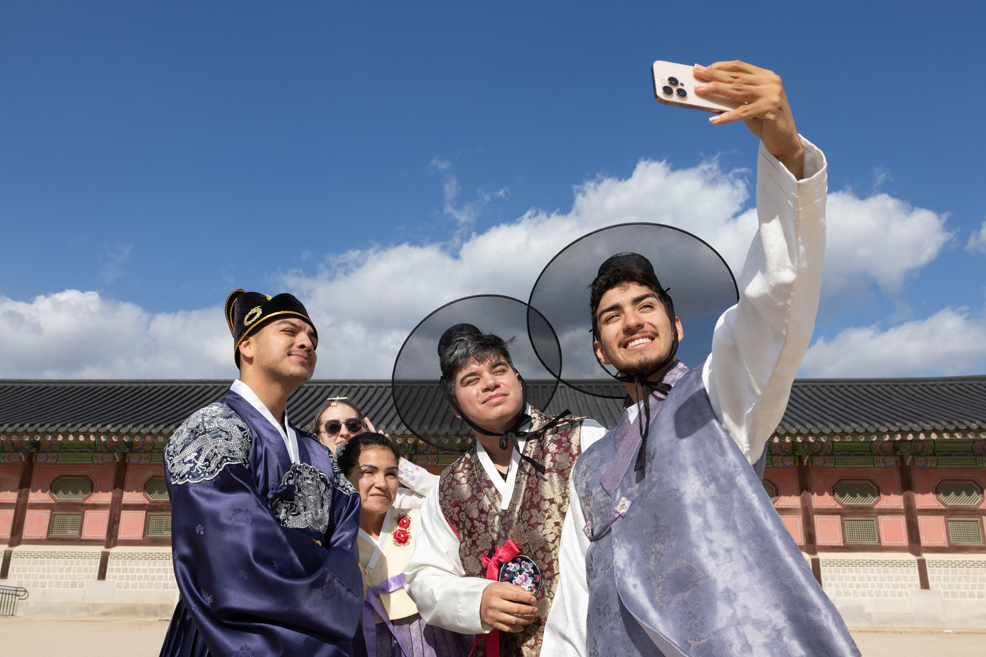 Foreign tourists take selfies near Gyeongbok Palace in central Seoul on Nov. 2. [CHOI GI-UNG] 
