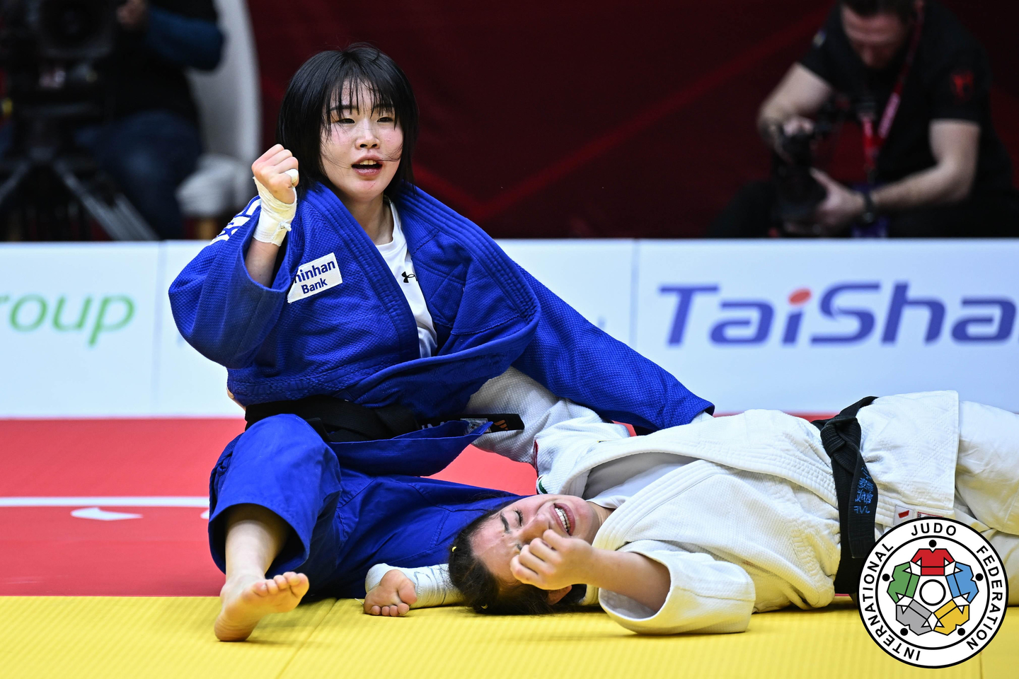 Huh Mi-mi, left, pumps her fist after a victory over Giulia Carn of Italy in the women’s 57-kilogram final at the 2025 Judo Grand Slam Abu Dhabi in Abu Dhabi, United Arab Emirates, on Nov. 29. [YONHAP]