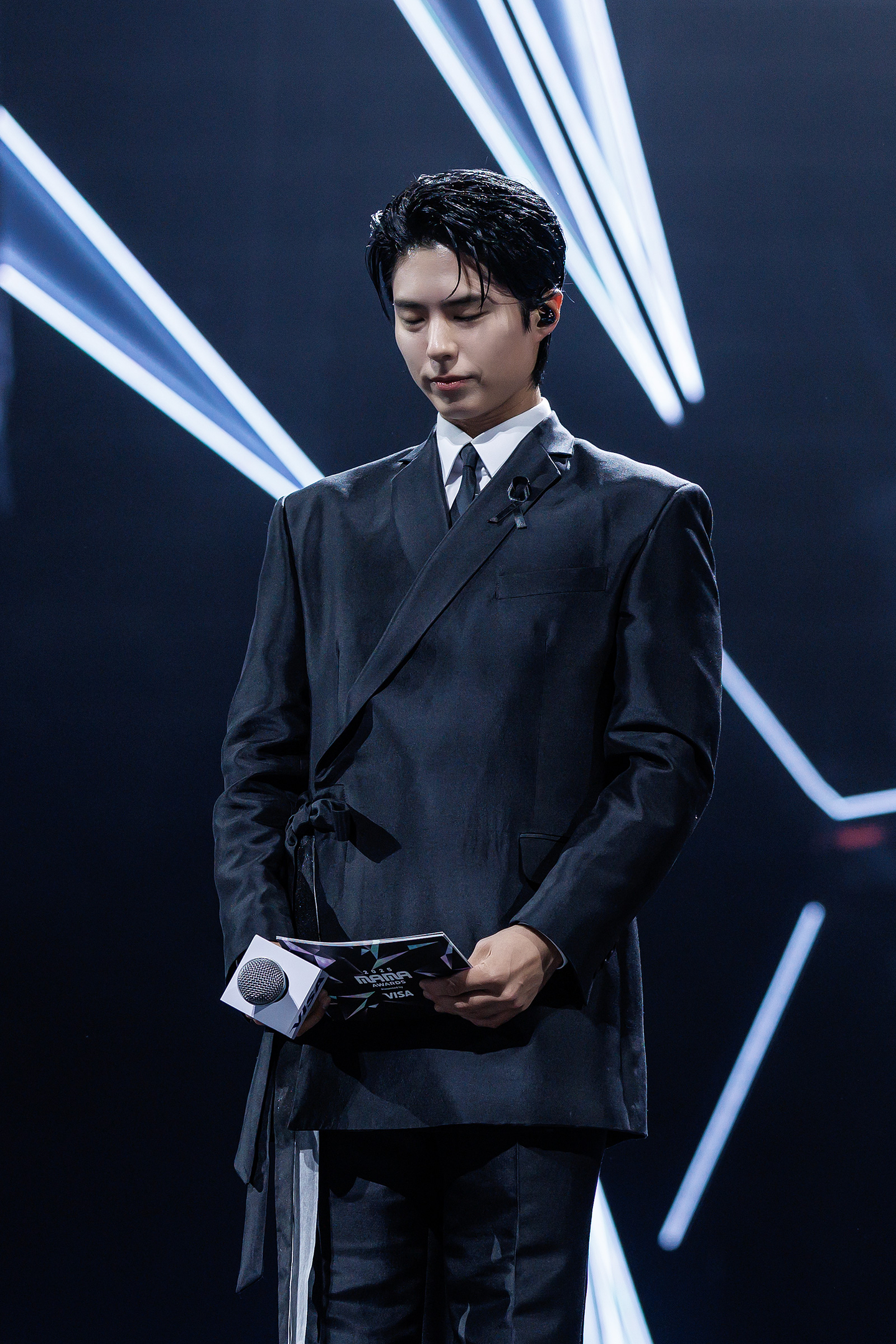 Actor Park Bo-gum starts off the 2025 MAMA Awards with a moment of silence to mourn the deaths of victims in a major fire in Hong Kong. [CJ ENM]