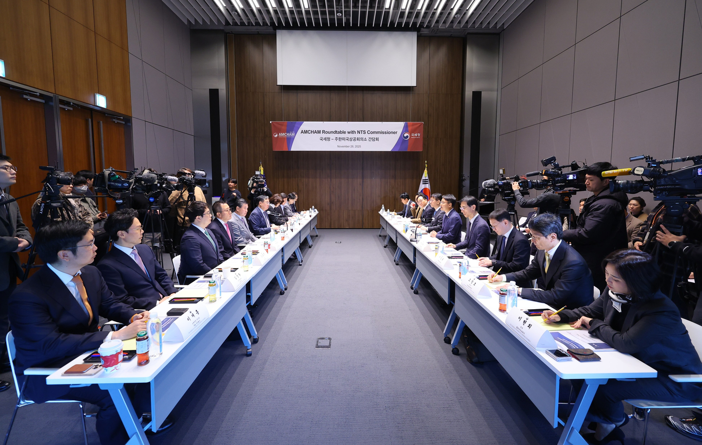 National Tax Service Commissioner Lim Kwang-hyun and members of the American Chamber of Commerce in Korea (Amcham) hold a discussion at a business roundtable at the International Finance Center (IFC) Seoul building in Yeouido, western Seoul, on Nov. 28. [AMCHAM]