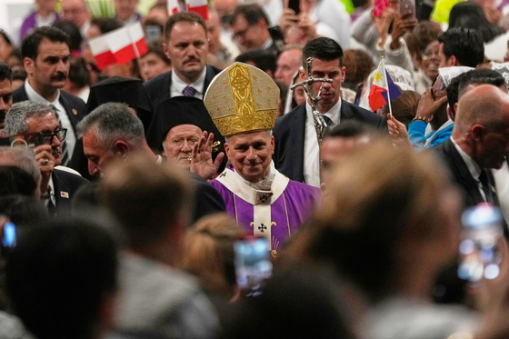 Pope Leo XIV waves after celebrating a Mass at the Volkswagen Arena, in Istanbul, Turkey on Nov. 29. [AP/YONHAP]