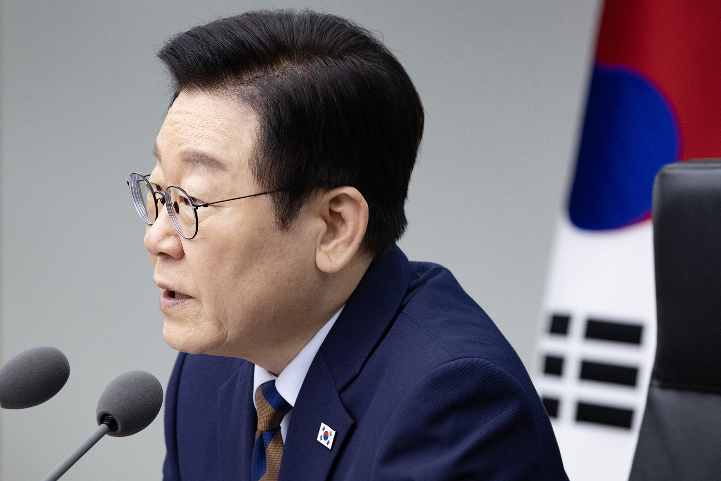 President Lee Jae Myung speaks during a senior presidential aides’ meeting at the presidential office in Yongsan, central Seoul on Nov. 27. [JOINT PRESS CORPS]
