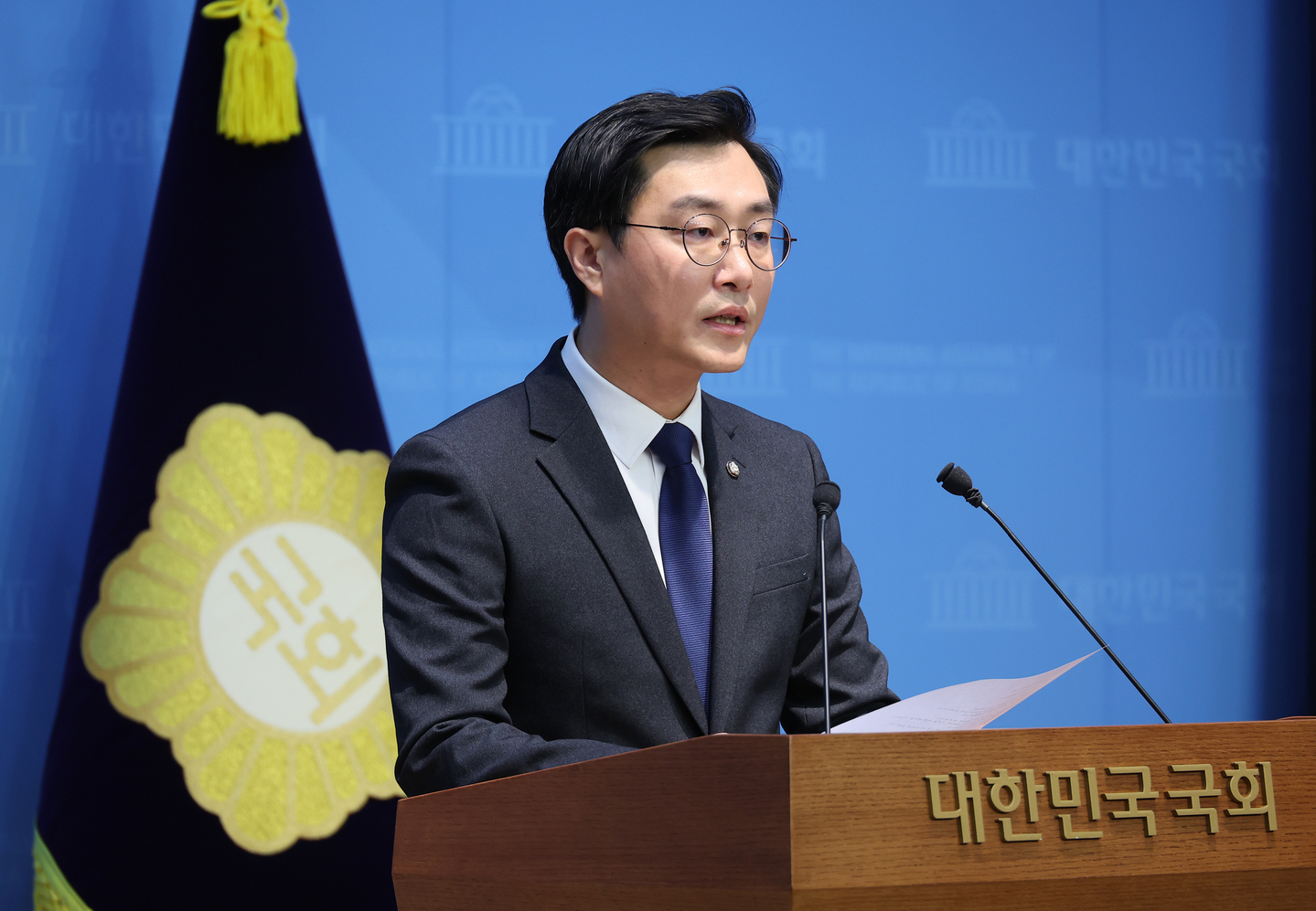 Rep. Jang Kyung-tae of the Democratic Party speaks at a press conference at the National Assembly in Yeouido, western Seoul, on Nov. 30, addressing reports of sexual misconduct allegations against him. [YONHAP]