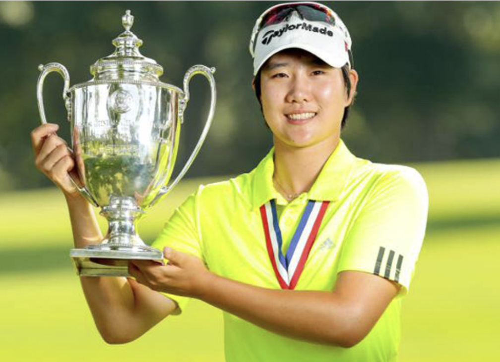 Seong Eun-jeong holds her trophy after winning the 2015 U.S. Girls’ Junior Championship on July 25, 2015 at Tulsa Country Club in Tulsa, Oklahoma. [JOONGANG ILBO]