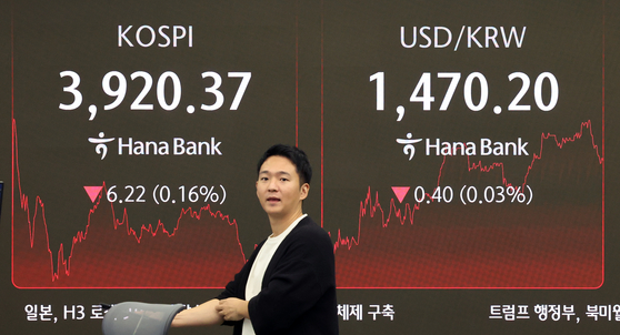 A screen in Hana Bank's trading room in central Seoul shows the Kospi closing at 3920.37 points on Dec. 1 down 6.22 points, or 0.16 percent, from the previous trading session. [NEWS1]