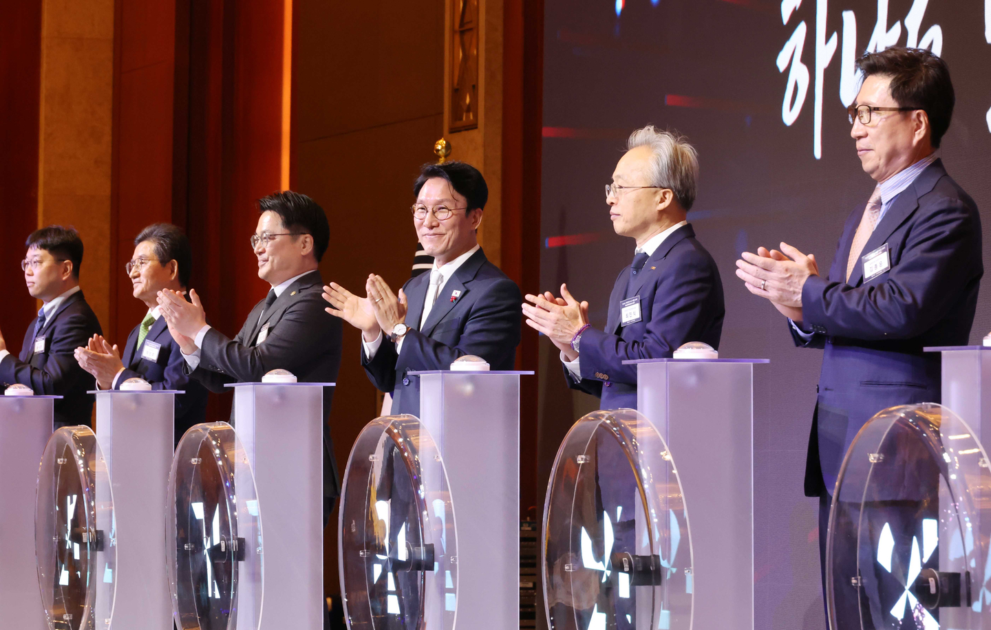 Prime Minister Kim Min-seok, third from right, and mid-size business executives clap during a ceremony on mid-size enterprises at Lotte Hotel in Jung District, central Seoul on Dec. 1. [NEWS1] 