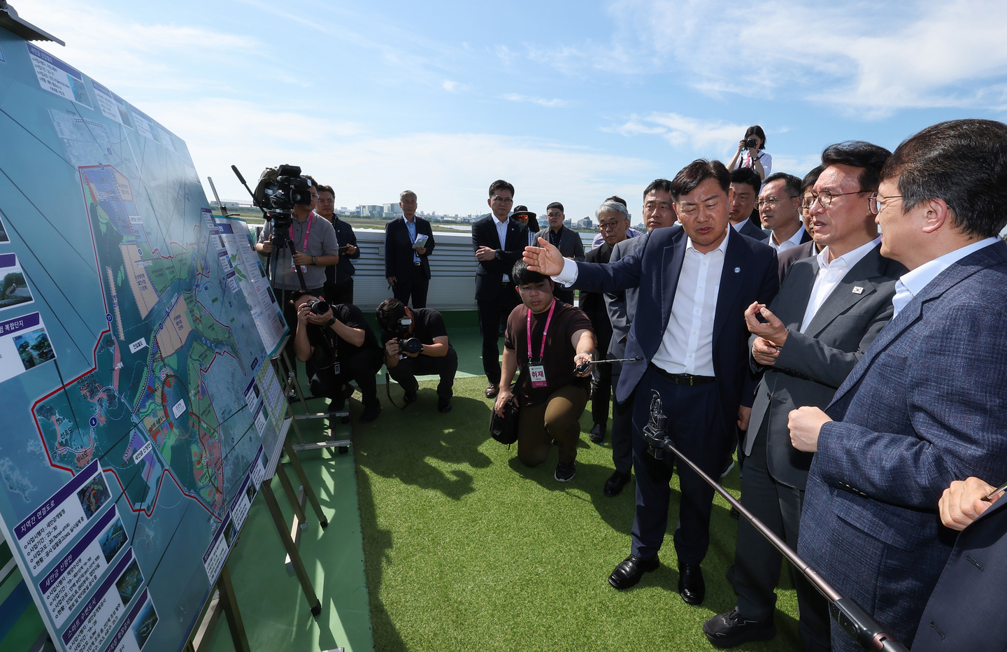 Prime Minister Kim Min-seok looks at solar power panels at a village in Yeoju, Gyeonggi, on Nov. 20. [NEWS1]