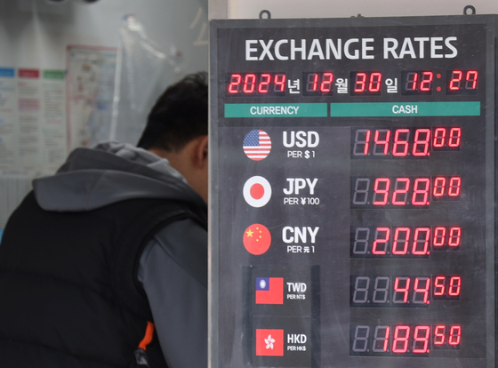 The foreign exchange rate of the Korean won is shown at a money exchange in Jung District, central Seoul, on Dec. 30, when the won-dollar exchange rate closed at 1,472.5 per dollar, up 5 won from the previous session. [YONHAP]