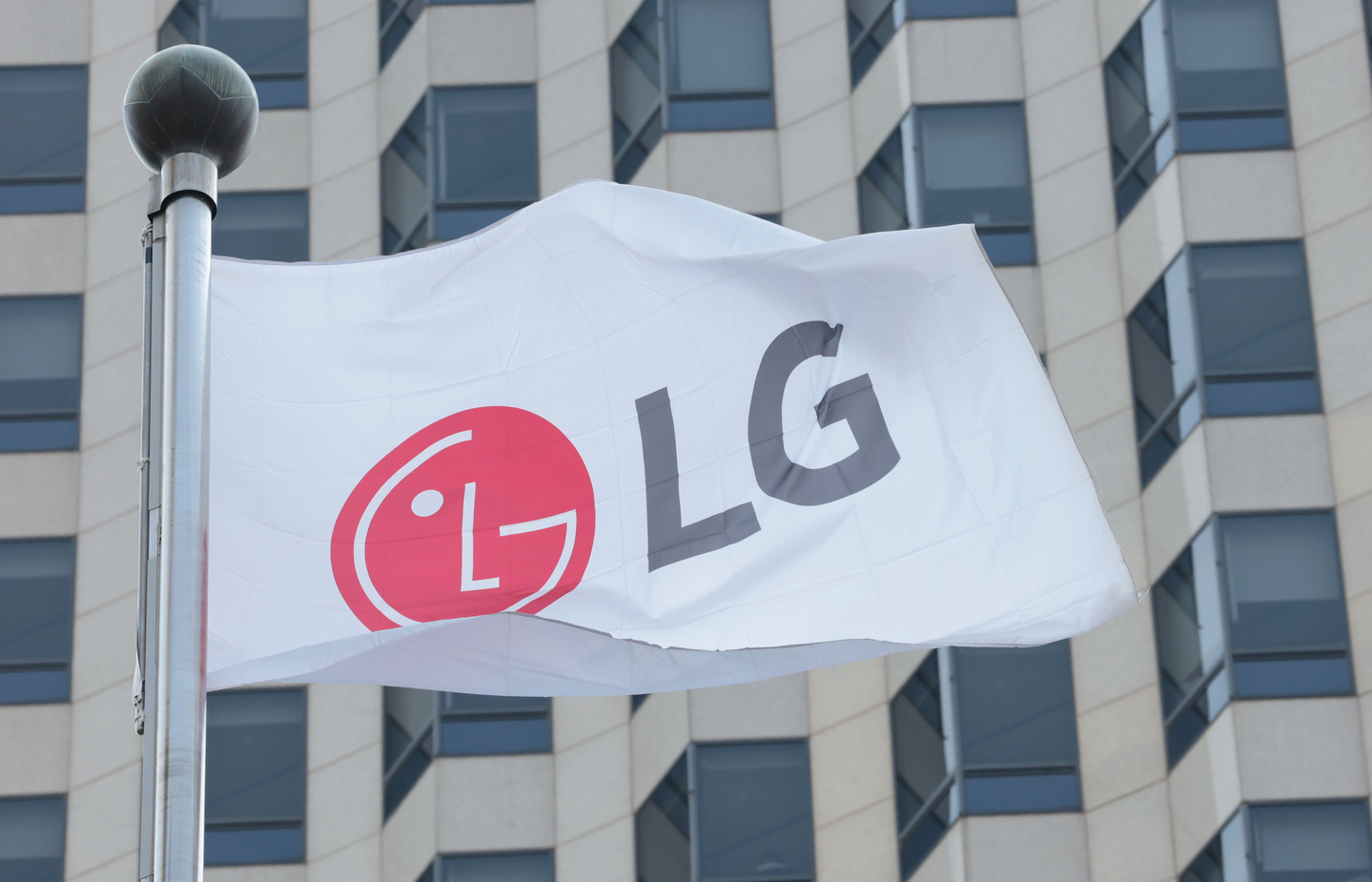 A flag with the LG logo flies in front of LG Electronics' headquarters in Yeouido, western Seoul, on April 7. [YONHAP] 