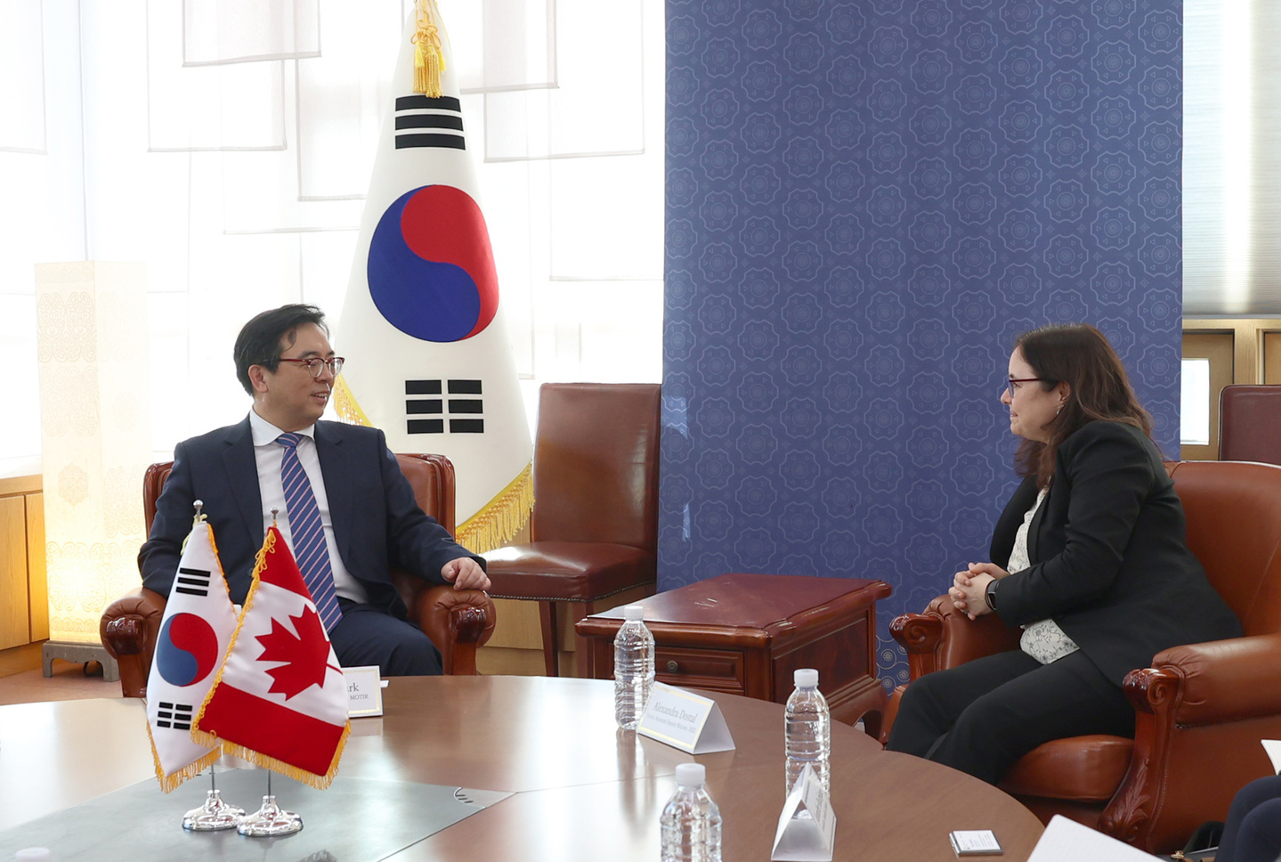 Park Jung-sung, vice trade minister at the Ministry of Trade, Industry and Resources, meets with Alexandra Dostal, senior assistant deputy minister at Canada's Innovation, Science and Economic Development, at the Foreign Ministry reception room at the government complex annex in Jongno District, central Seoul, on Dec. 1. [MINISTRY OF TRADE, INDUSTRY AND RESOURCES]