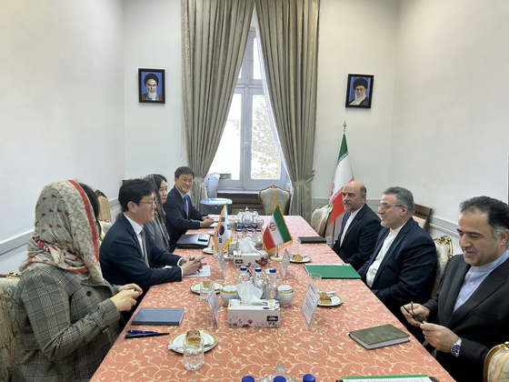 Chung Kwang-yong, second from left, director general for the African and Middle Eastern affairs, holds policy talks with Ali Asghar Mohammadi, second from right, director general for East Asia and Oceania at Iran's foreign ministry, in Tehran on Nov. 30. [MINISTRY OF FOREIGN AFFAIRS] 
