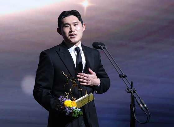 Ulsan HD FC forward Lee Dong-gyeong poses with his trophy as the K League 1 MVP during the annual awards ceremony at Swiss Grand Hotel in Seoul on Dec. 1.  [YONHAP] 