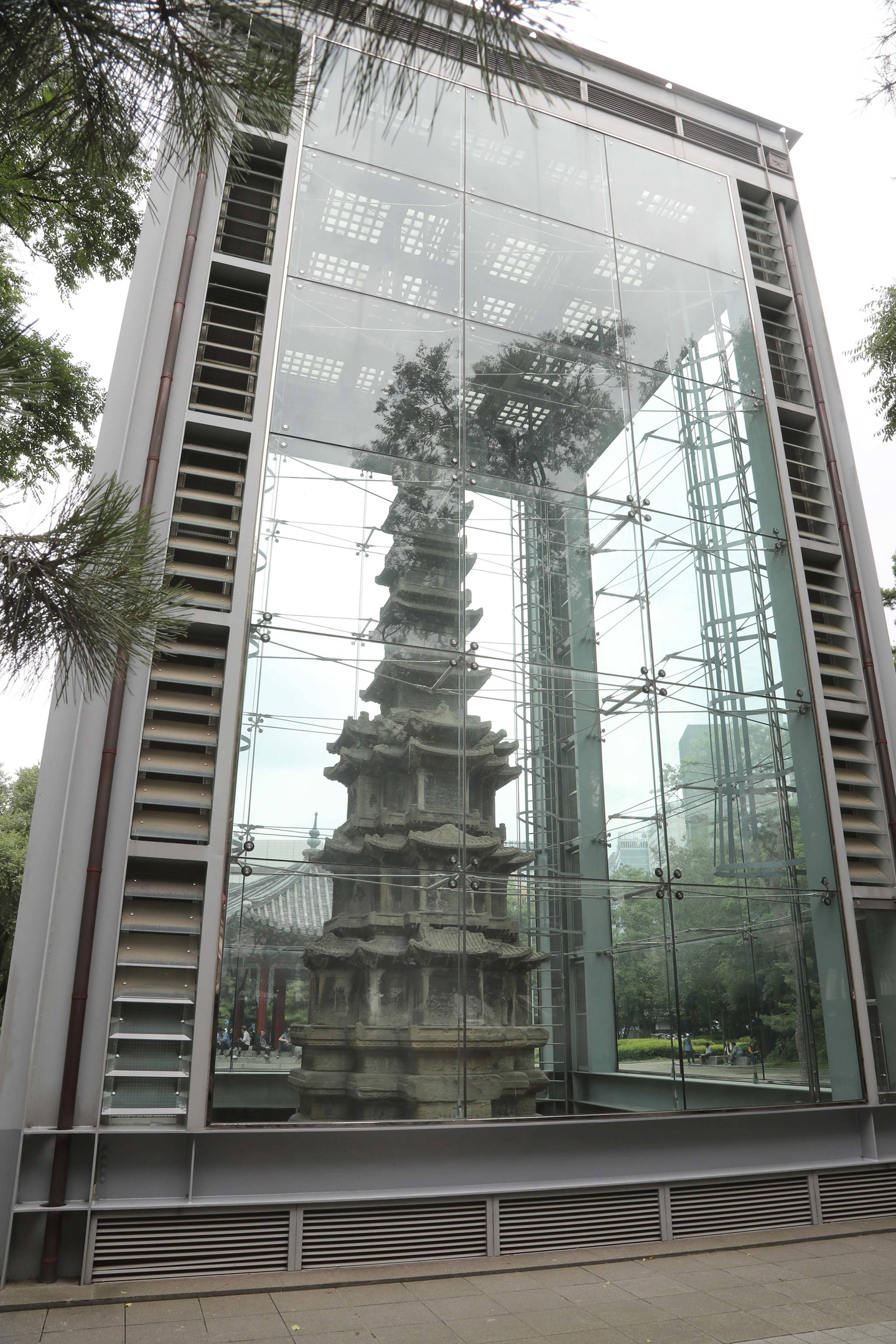 The Ten-Story Stone Pagoda of Wongaksa Temple Site stands inside Tapgol Park in Jongno District, central Seoul. [JOONGANG ILBO]
