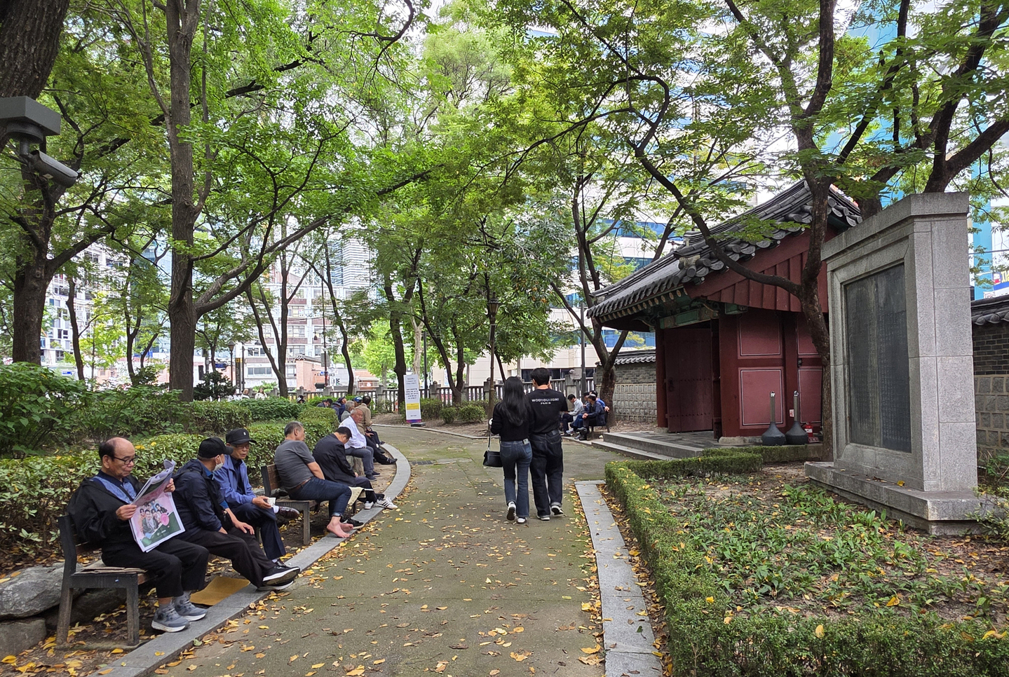 Older visitors gather at Tapgol Park in Nakwon-dong, Jongno District, central Seoul. [JOONGANG ILBO]