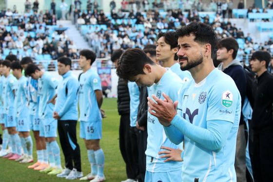 Daegu FC forward Cesinha, far right, reacts after a 2-2 draw with FC Anyang at Daegu iM Bank Park in Daegu on Nov. 30. [NEWS1] 