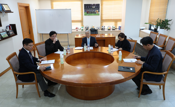 Members of the Korea Professional Football League's disciplinary committee hold a meeting at the league headquarters in Seoul on Nov. 19, reviewing a controversial ″slanted-eye″ gesture made by Jeonbuk Hyundai Motors assistant coach Mauricio Taricco toward referee Kim Woo-seong during a match. [YONHAP] 