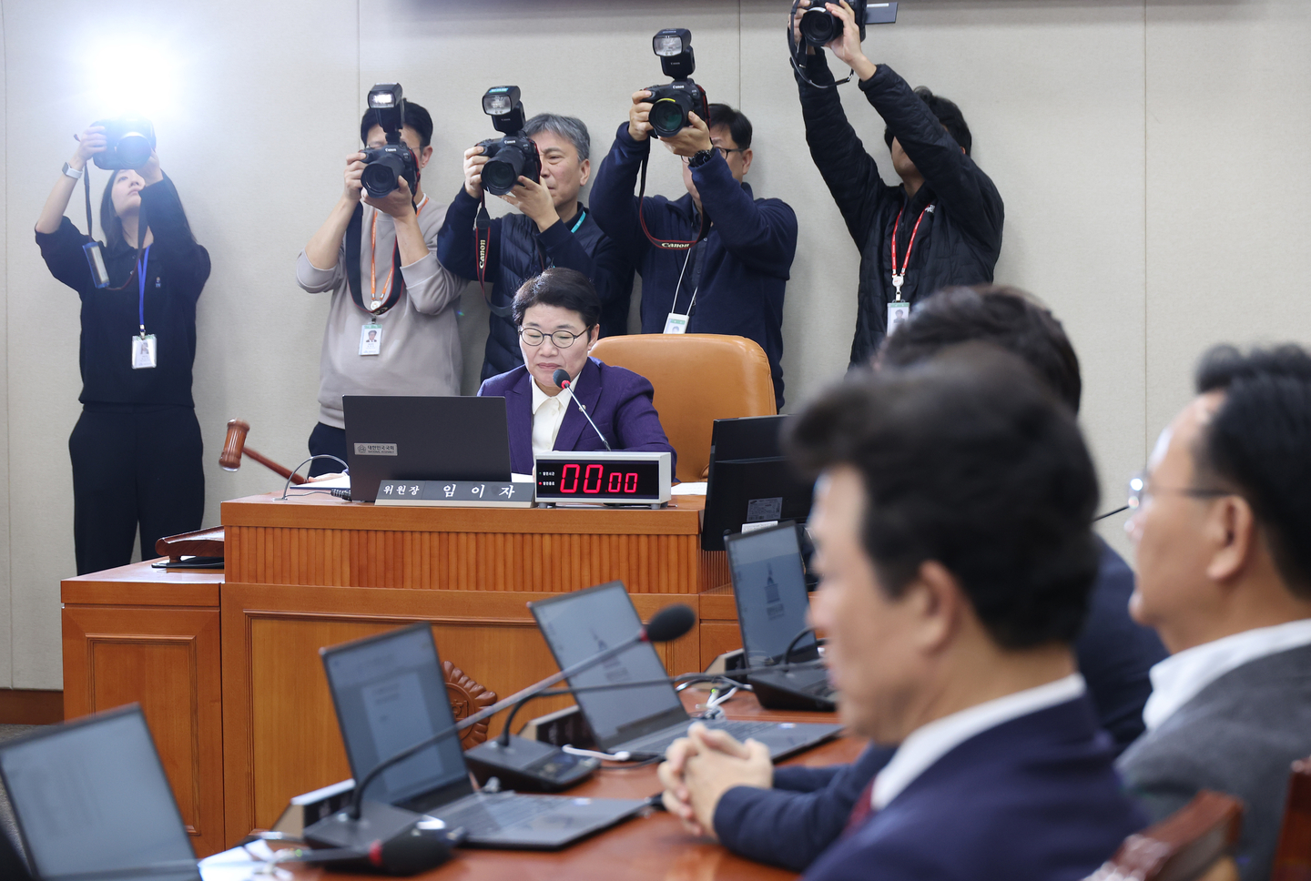 Lim Lee-ja, the chair of the parliamentary strategy and finance committee, knocks a gavel during a plenary session at the National Assembly in Seoul on Nov. 30. [YONHAP] 