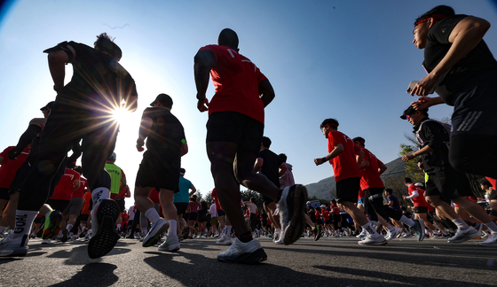 Runners take part in a marathon in Daegu on April 7, 2024. The picture is unrelated to the story. [YONHAP]