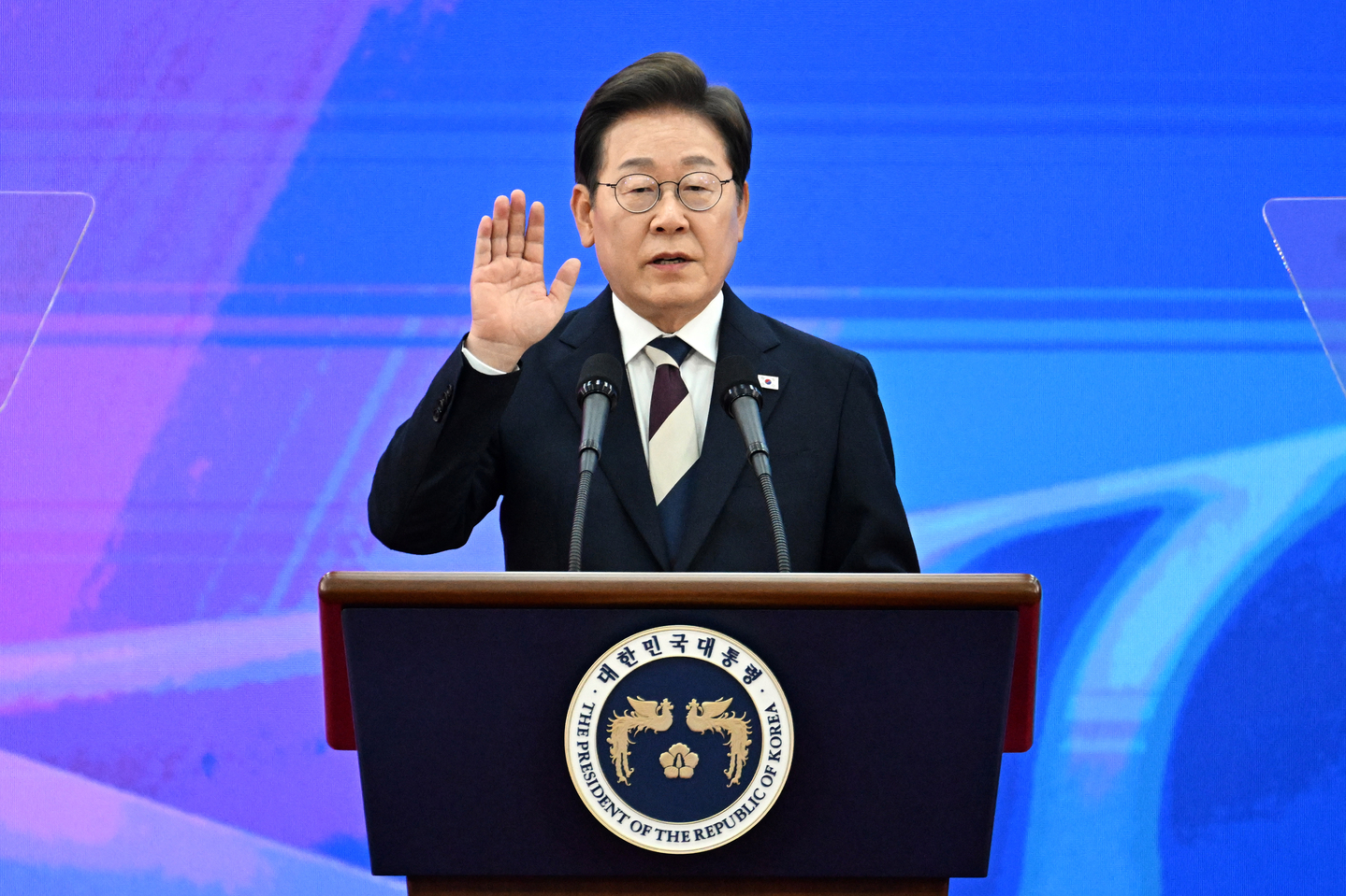 President Lee Jae Myung takes the oath of office at the Rotunda Hall of the National Assembly building in Yeouido, western Seoul, on June 4. [LIM HYUN-DONG]