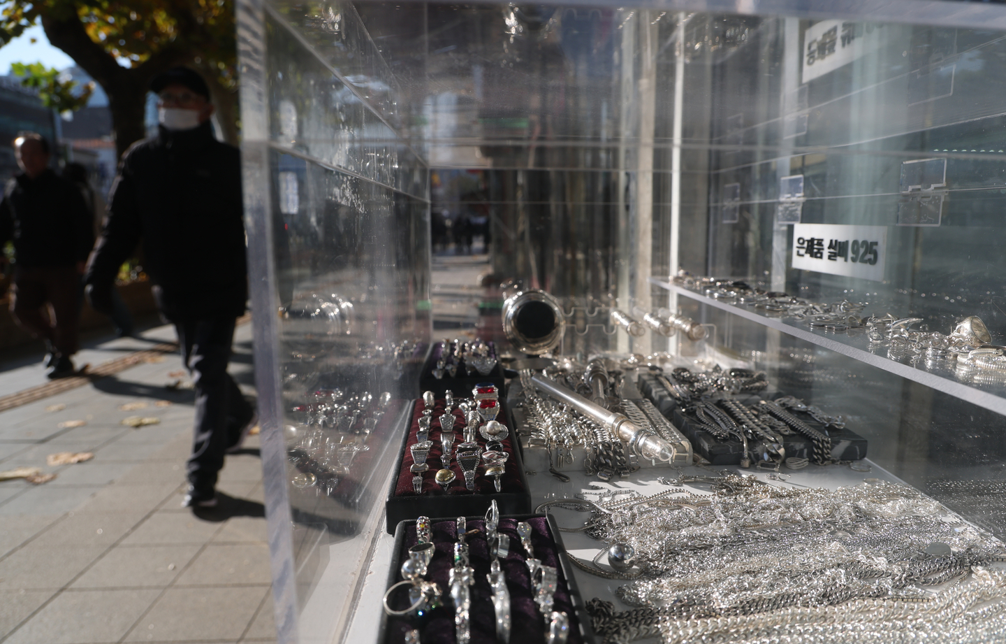 Always a silver lining - Silver products are displayed at a jewelry store in Jongno District in central Seoul on Dec. 1. International silver prices have surged 71 percent this year, outpacing gold. Analysts expect the upward trend to continue next year amid supply shortages. [YONHAP]