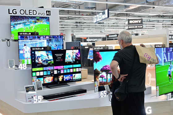 LG OLED TVs on display at a store in Europe [YONHAP]