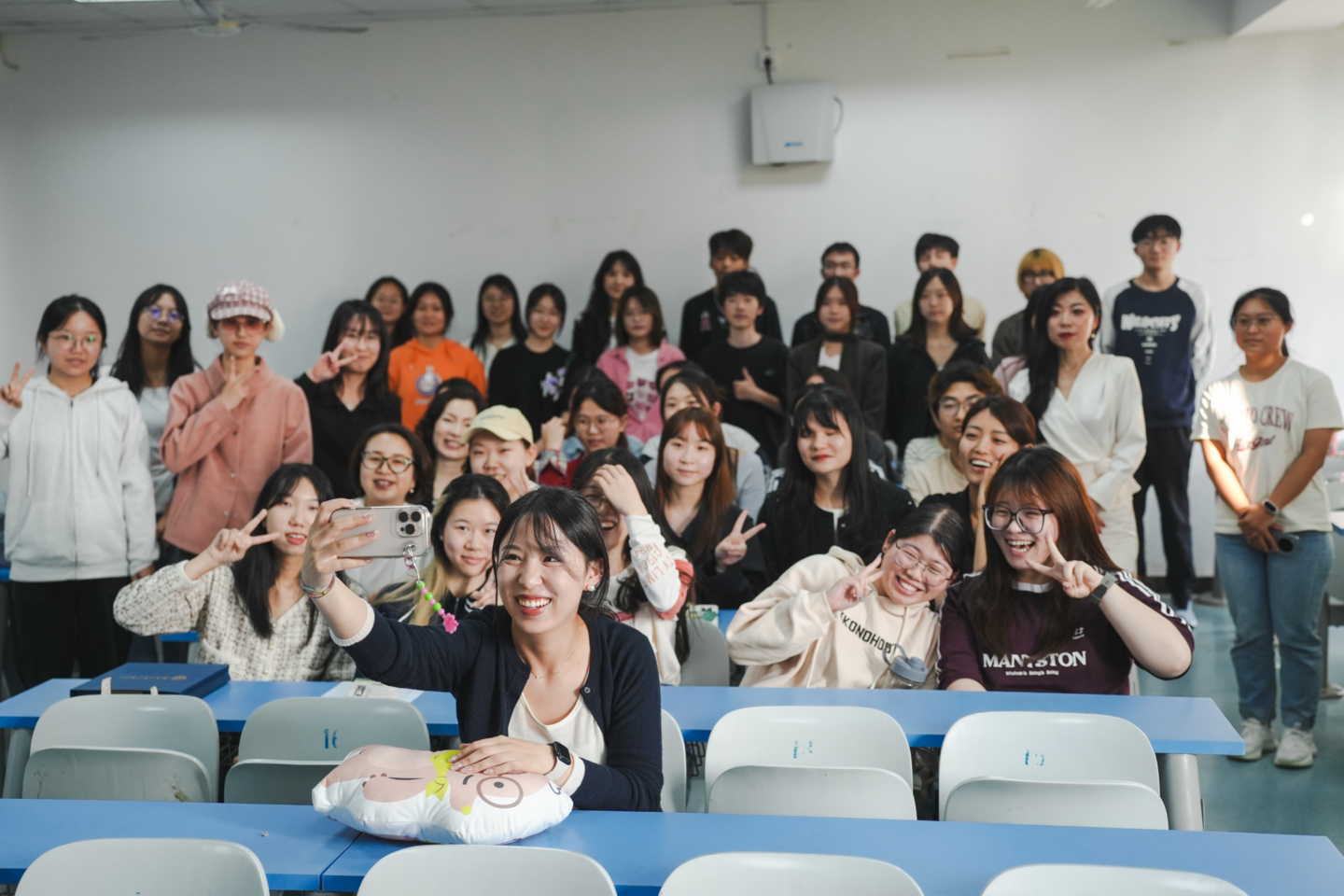 Yuhan Sun, front, poses for a photo with Cheongdo University’s Korean language students after she delivered a special lecture. [HEARTYWORKS]