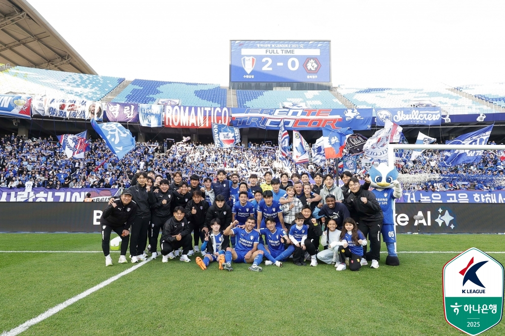 Suwon Samsung Bluewings players and coaches celebrate their 2-0 win over Chungbuk Cheongju FC in the clubs' K League 2 match at Suwon World Cup Stadium in Suwon, Gyeonggi, on Nov. 1. [YONHAP] 