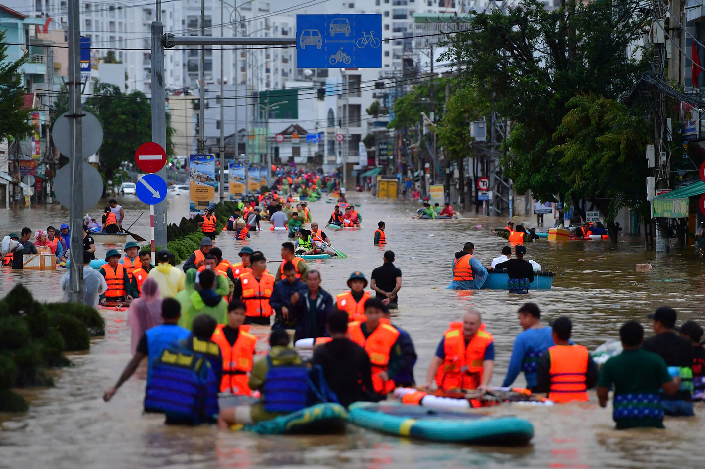 People wade through floodwaters in Nha Trang in Vietnam's coastal province of Khanh Hoa in this photo taken on Nov. 20. [AFP/YONHAP]
