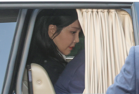 Former first lady Kim Keon Hee leaves the presidential residence on April 11. [JOONGANG ILBO]
