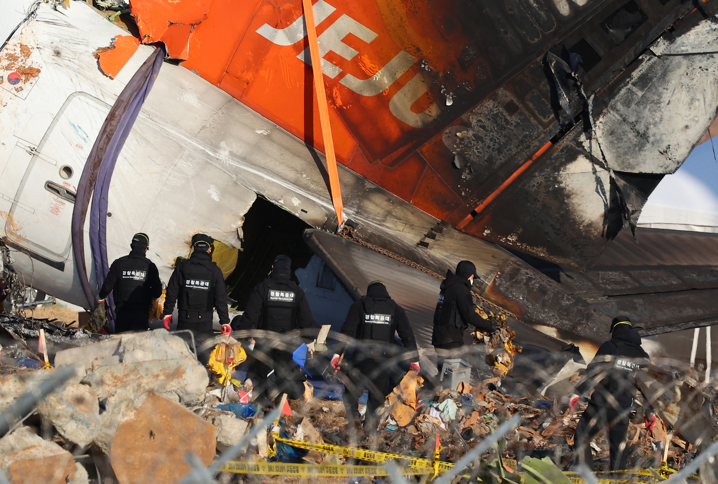 Police special forces carry life jackets as they leave the scene at Muan International Airport in South Jeolla on Jan. 4, where they had been finishing search operations related to the Jeju Air crash. [YONHAP]