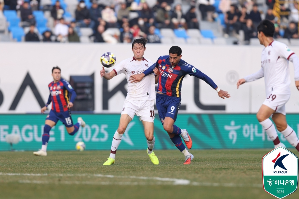 Jin Si-woo of Gwangju FC, left, and Pablo Sabbag of Suwon FC battle for the ball during their clubs' K League 1 match at Suwon Stadium in Suwon, Gyeonggi Province, on Nov. 30 in this photo provided by the Korea Professional Football League. [YONHAP] 