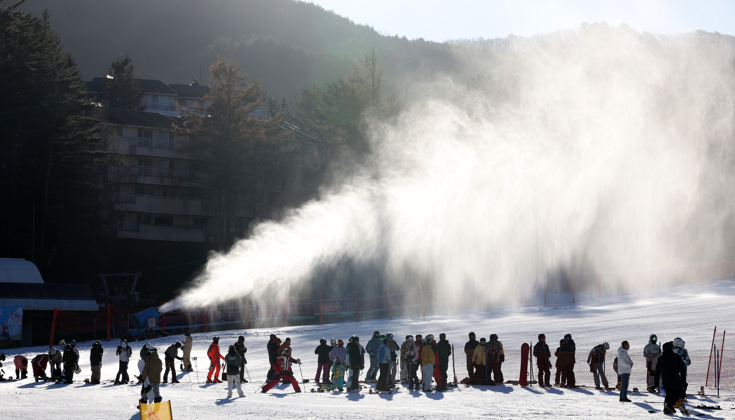 Skiers are seen at Mona Yongpyeong ski resort in Pyeongchang, Gangwon on Nov. 21. [YONHAP]
