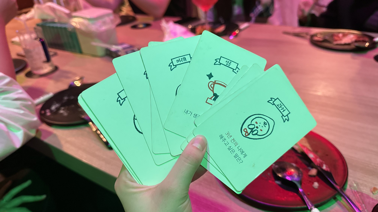 A deck of question cards is presented to guests to serve as an icebreaker during a "bungmakase" session [WOO JI-WON]