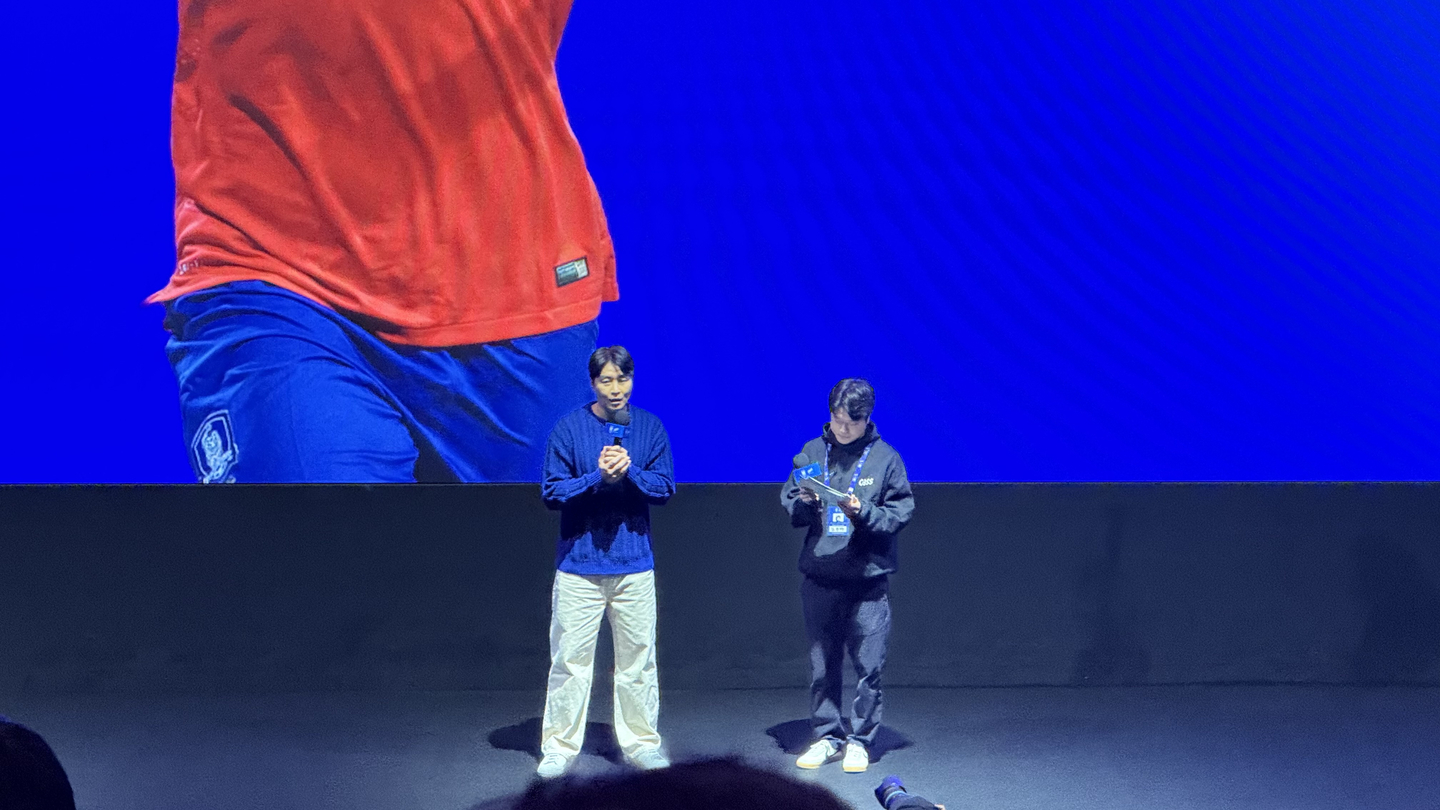 Lee Dong-gook speaks during a viewing event hosted by Cass, a local lager, at the MegaBox theater in Coex in Gangnam District, southern Seoul, on Nov 7. [WOO JI-WON]