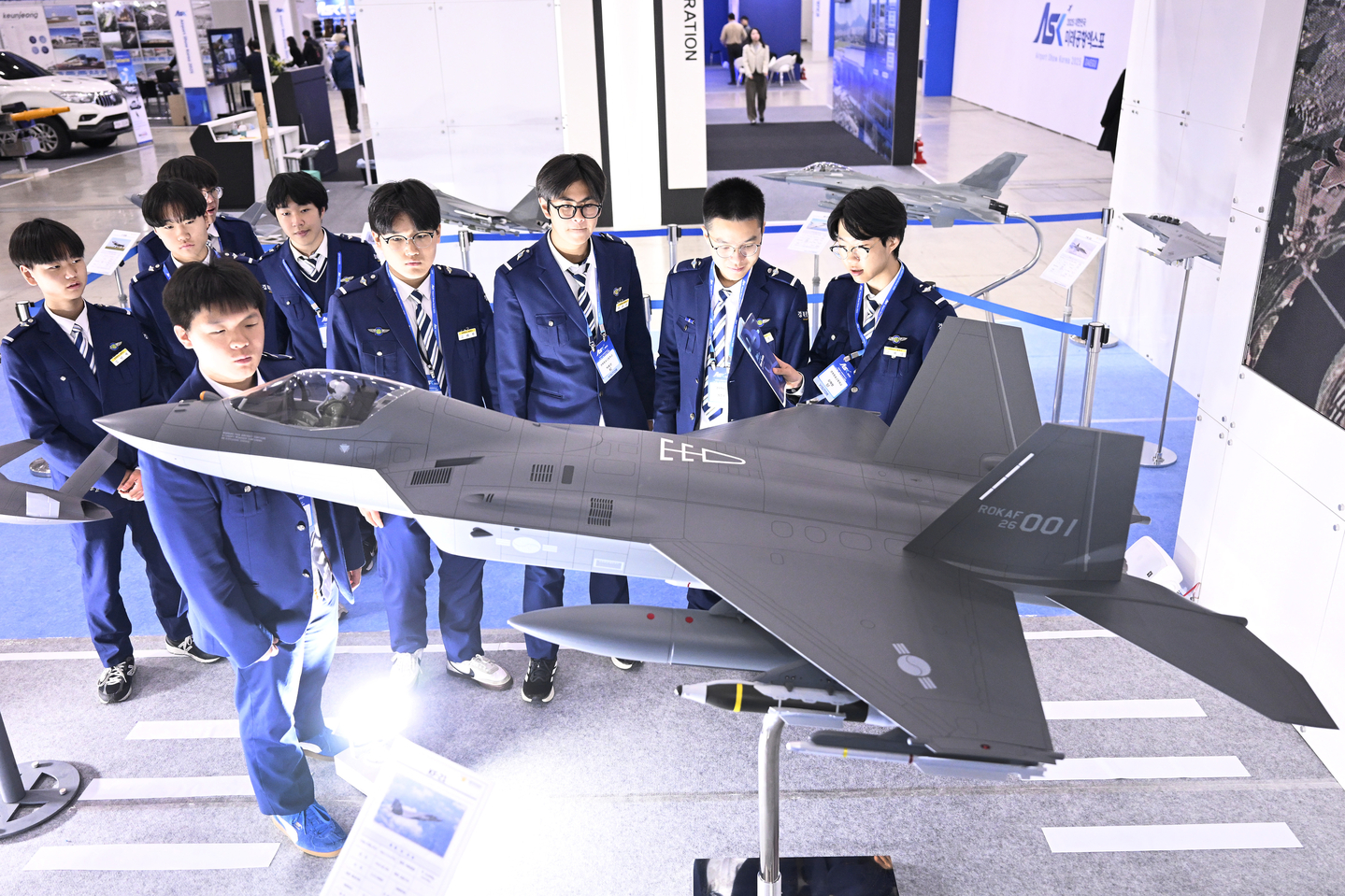Students from Gyeongbuk Aviation High School examine a model of the next-generation KF-21 fighter jet at the Air Force booth during the 2025 Korea Future Airport Expo in Daegu, on Nov. 26. [NEWS1]