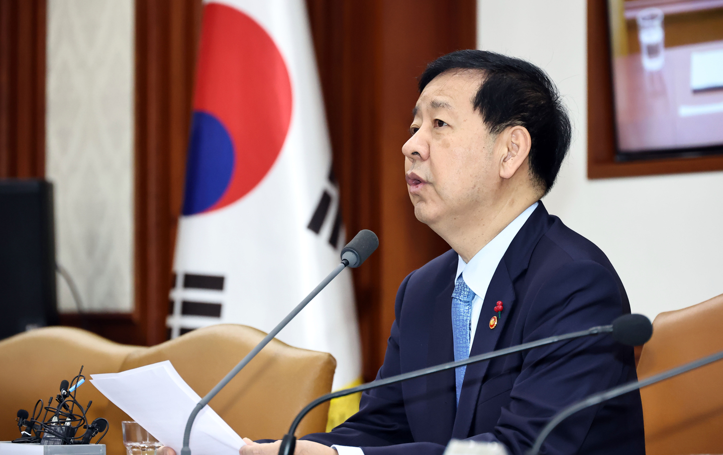 Finance Minister Koo Yun-cheol, who serves concurrently as the deputy prime minister for economic affairs, speaks during a meeting of economy-related ministers at the government complex in Seoul on Dec. 2. [YONHAP] 