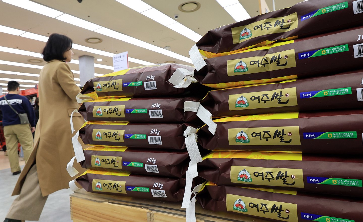 Rice is on sale at a supermarket in Seoul on Dec. 2. [NEWS1] 