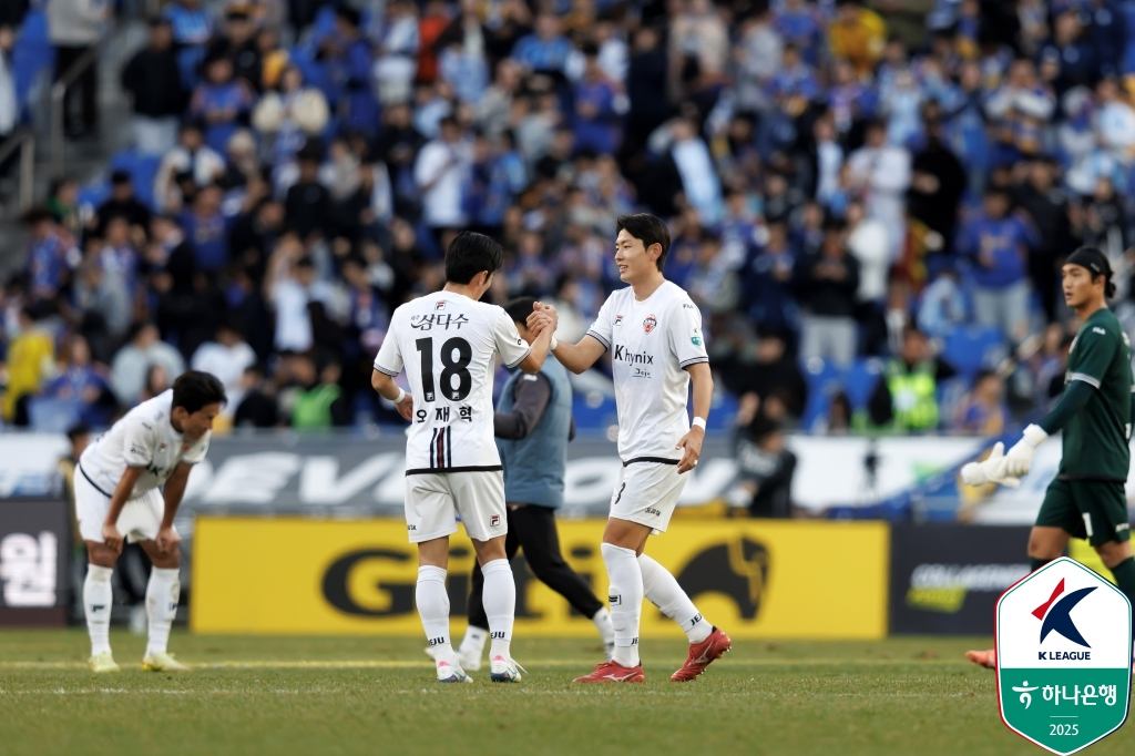 Oh Jae-hyeok, second from left, and Jang Min-gyu of Jeju SK FC celebrate their team's 1-0 win over Ulsan HD FC in a K League 1 match at Munsu Football Stadium in the southeastern city of Ulsan on Nov. 30. [YONHAP] 