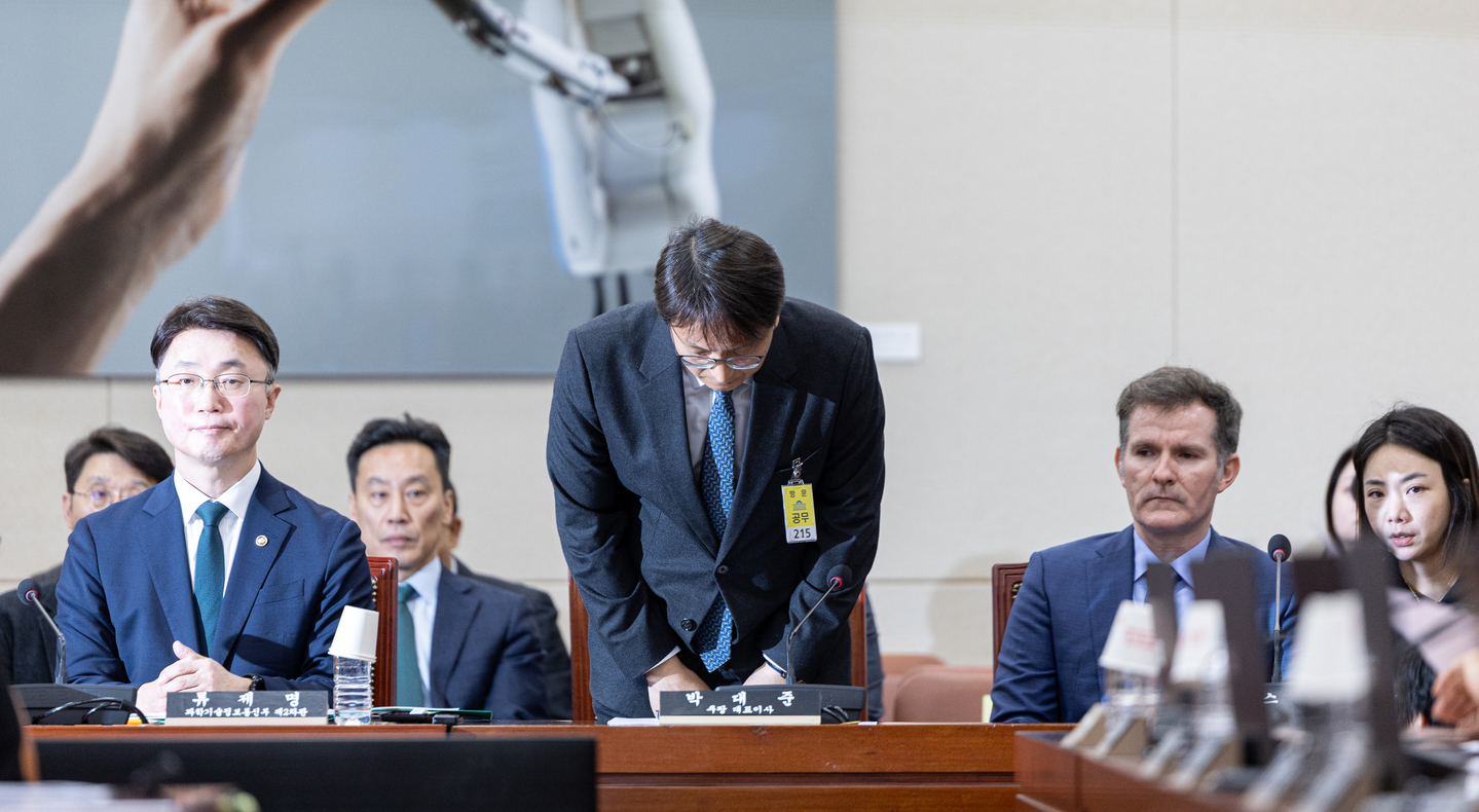Park Dae-jun, CEO of Coupang, bows his ahead in apology to lawmakers at the National Assembly’s Science, ICT, Broadcasting and Communications Committee meeting in western Seoul on Dec. 2. [LIM HYUN-DONG]