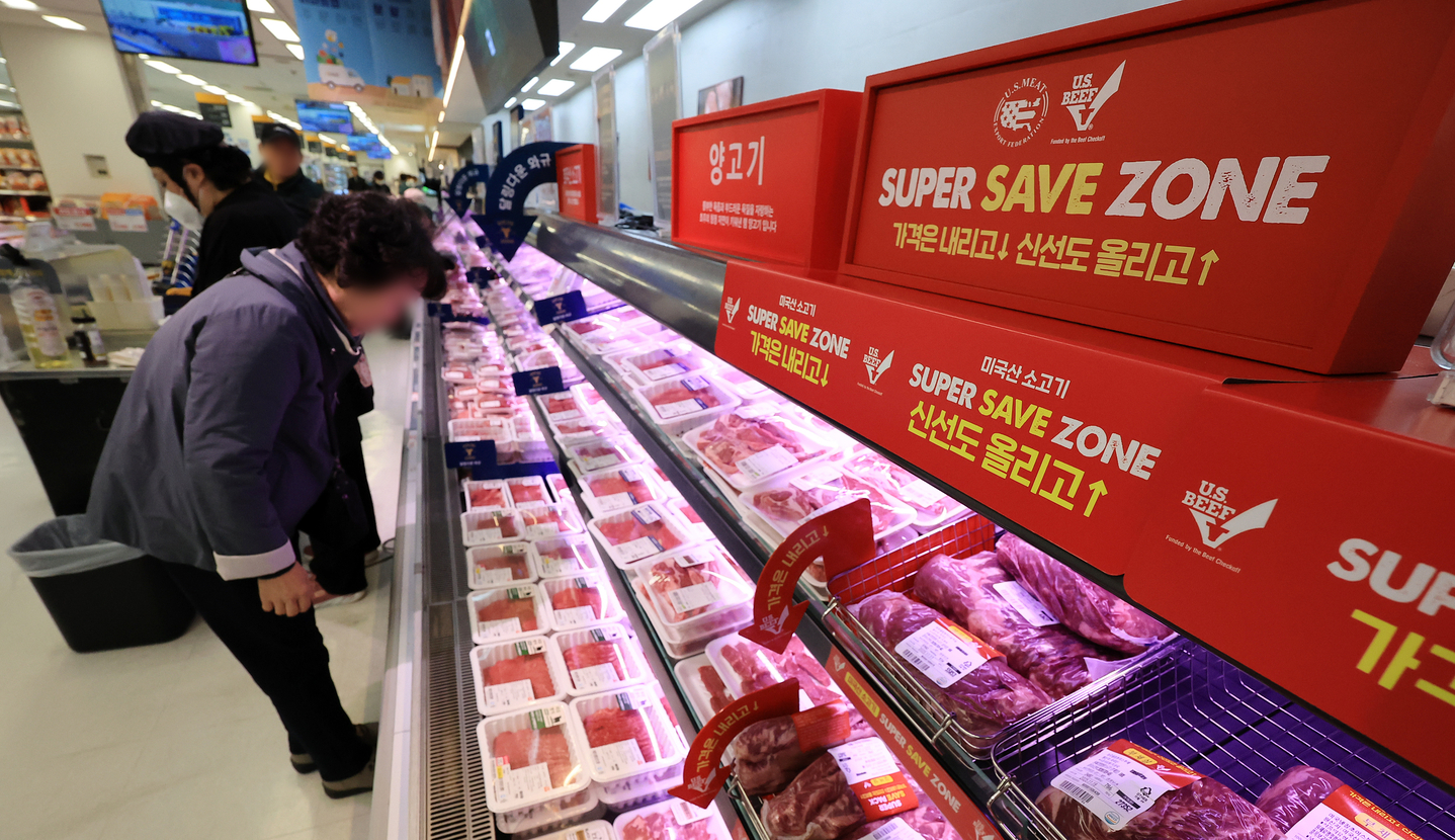 U.S. beef is sold at a large supermarket in Seoul on Nov. 14. [NEWS1] 