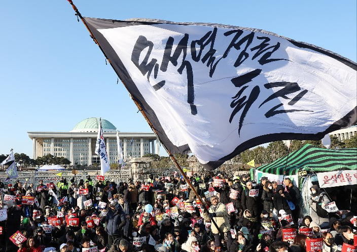 Protesters gathered outside the National Assembly in Yeouido, western Seoul, call for President Yoon Suk Yeol's removal from office on Dec. 14, 2024, when the impeachment motion against him passed. [YONHAP]