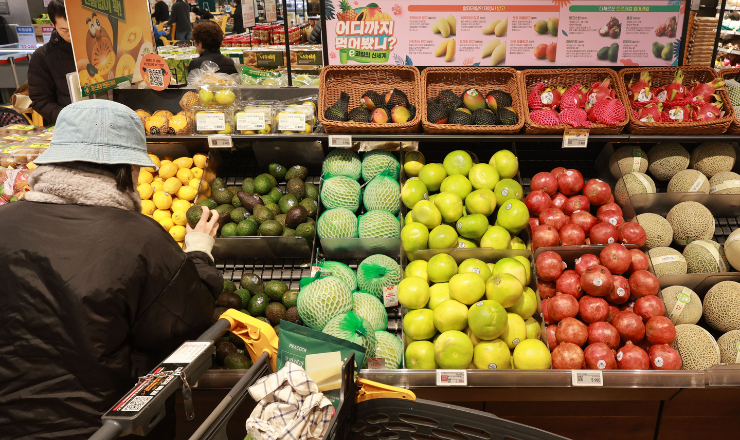 Imported fruit is displayed at a large supermarket in Seoul on Dec. 2. [YONHAP]